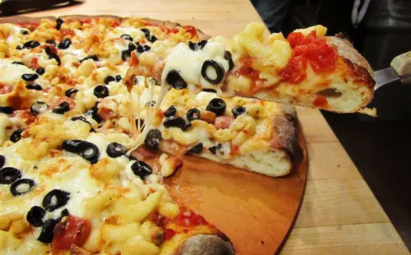 macAndCheesePizza