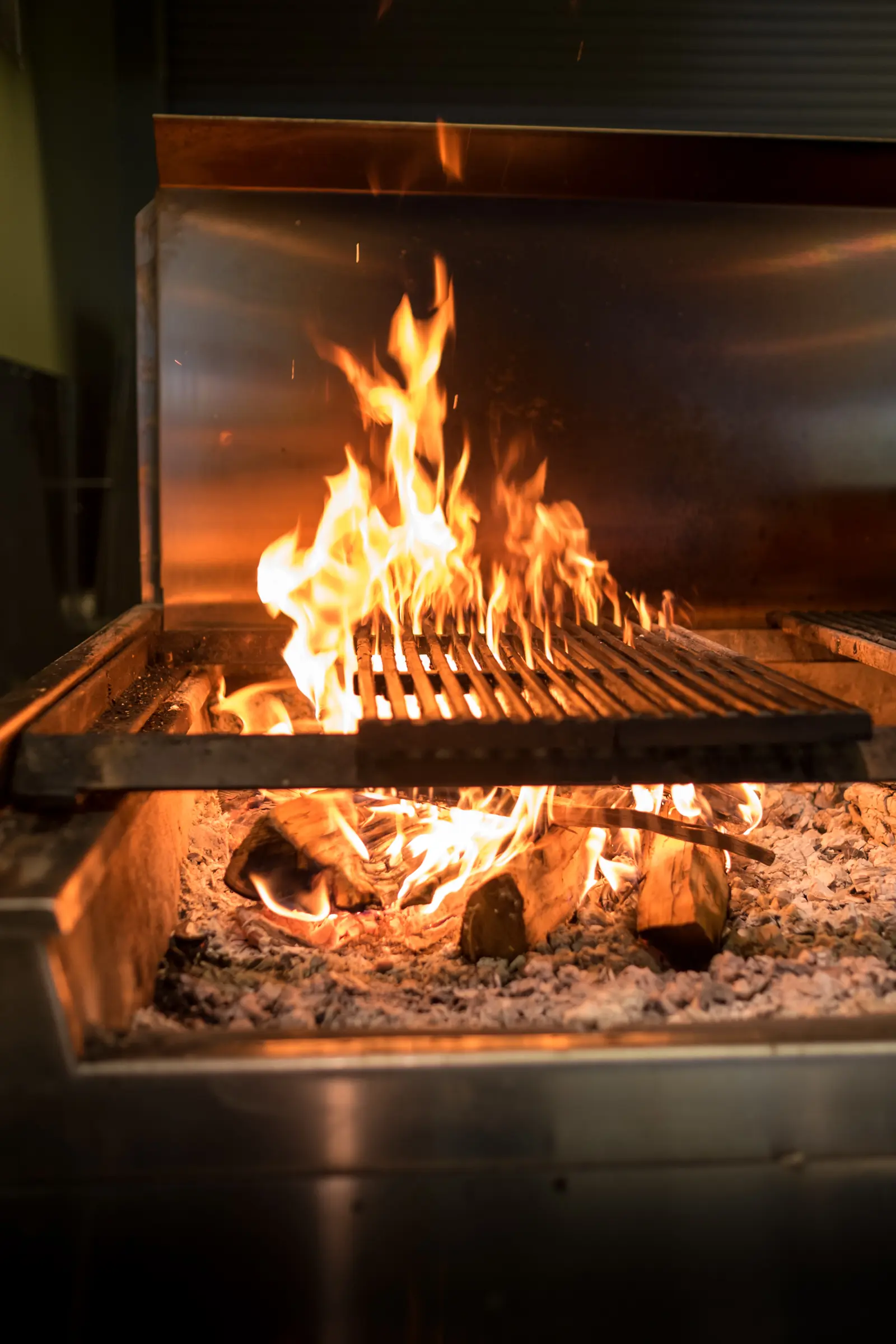 Charbroiler with flame